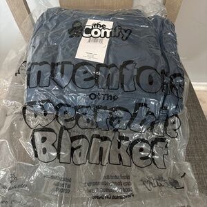 Comfy wearable blanket